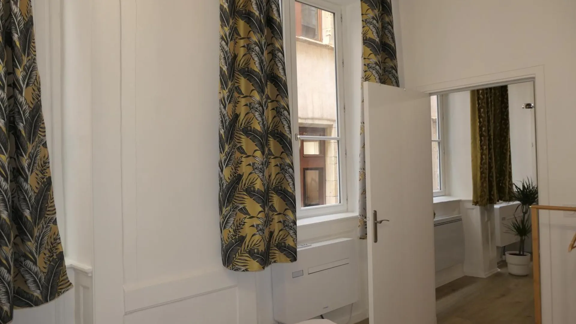 Presqu'Ile Saint Nizier Coeur De Lyon Classe 4* 0*,  France